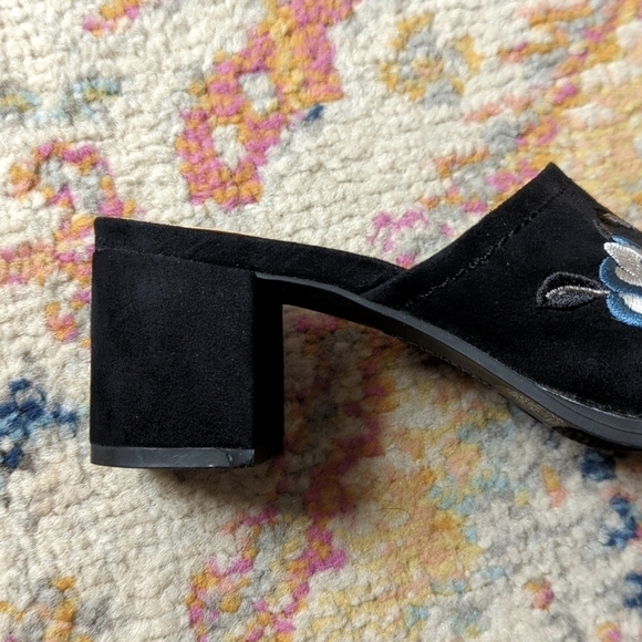 Liz Claiborne Shayla Floral Embroidered Peep Toe Slip On Block Heel Mules Black - Picture 10 of 16